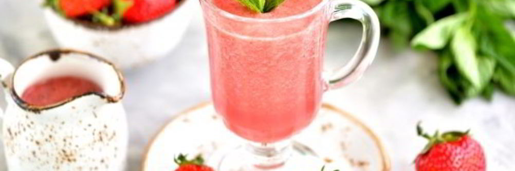 Смузи с кокосовым молоком и клубникой