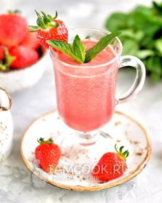 Смузи с кокосовым молоком и клубникой