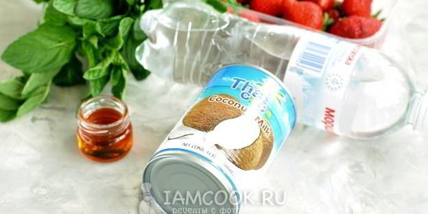 смузи с кокосовым молоком и клубникой