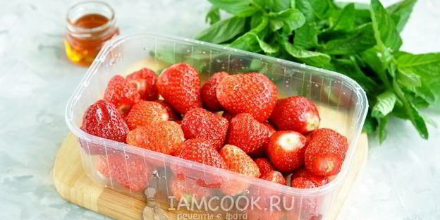 смузи с кокосовым молоком и клубникой