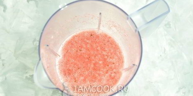 смузи с кокосовым молоком и клубникой