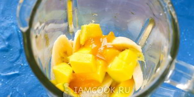 смузи с манго и бананом