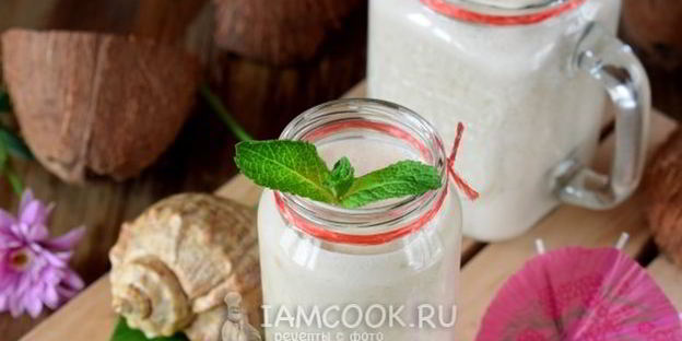 тропический смузи с кокосовым молоком