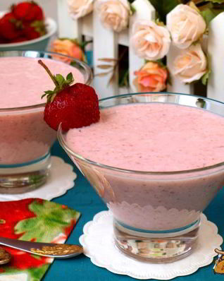 Творожный смузи с клубникой и бананом