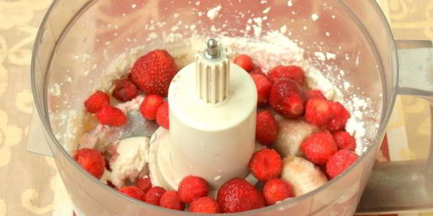 творожный смузи с клубникой и бананом