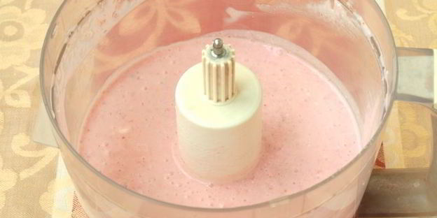 творожный смузи с клубникой и бананом