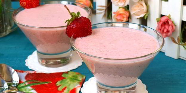 творожный смузи с клубникой и бананом