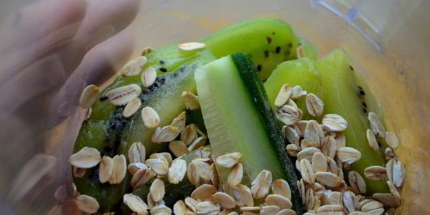 зеленый смузи с киви и огурцом