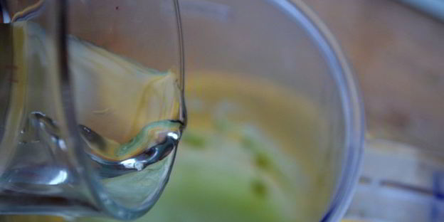 зеленый смузи с киви и огурцом