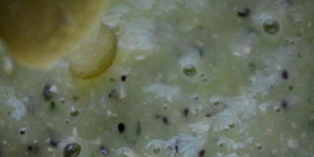 зеленый смузи с киви и огурцом