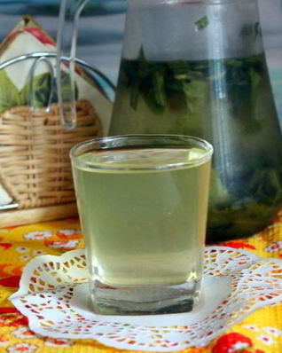 Витаминный напиток из листьев облепихи с медом и мятой