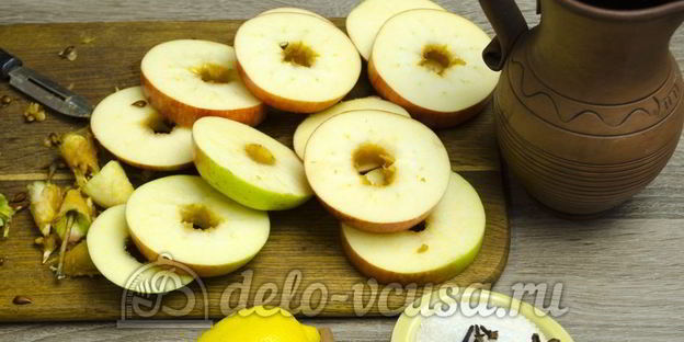 яблоки в сиропе с пряностями