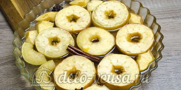 яблоки в сиропе с пряностями