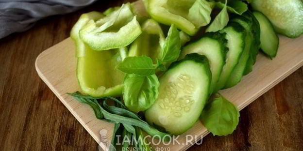 зеленый коктейль с огурцом и перцем