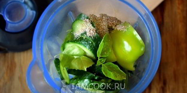 зеленый коктейль с огурцом и перцем