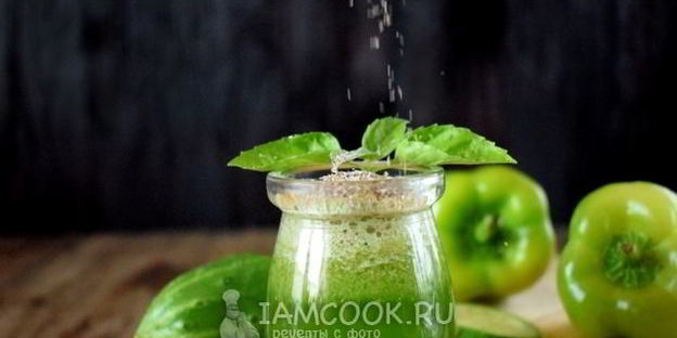 зеленый коктейль с огурцом и перцем
