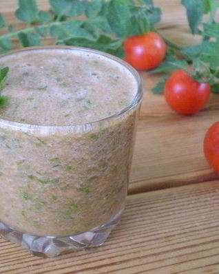 Зеленый коктейль с помидорами