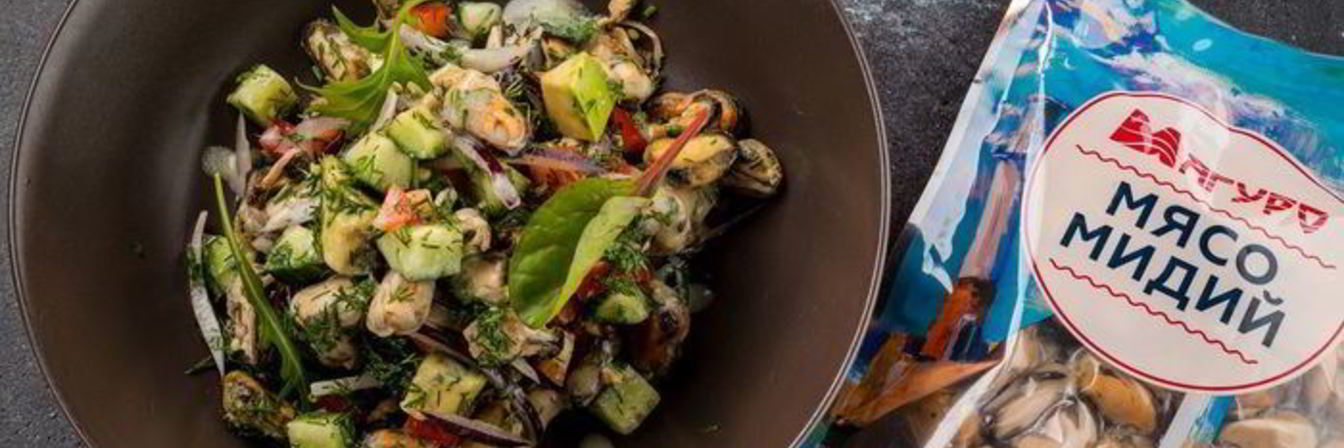 Диетический салат с мидиями и авокадо