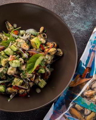 Диетический салат с мидиями и авокадо