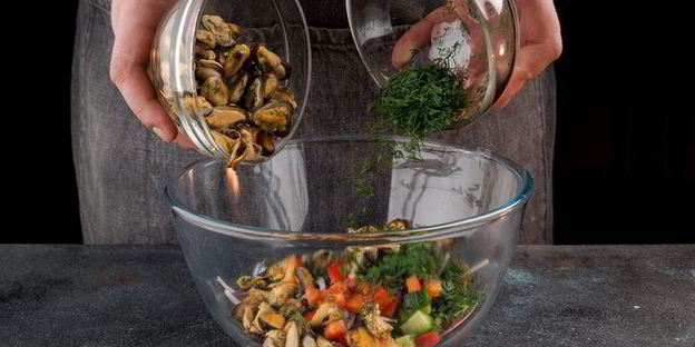 диетический салат с мидиями и авокадо