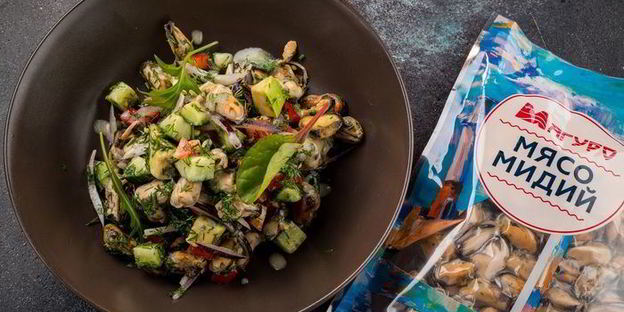 диетический салат с мидиями и авокадо