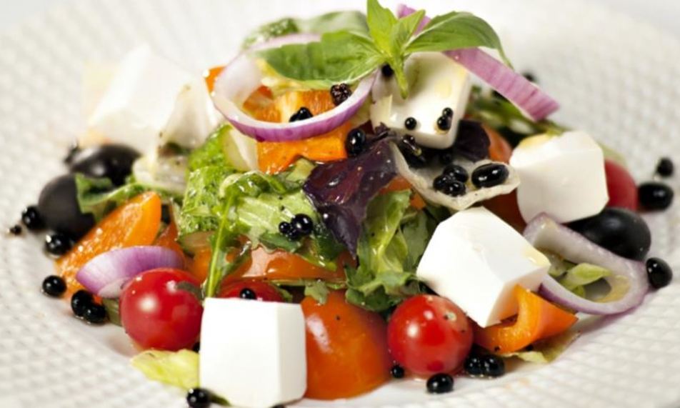Рецепт греческого салата с бальзамическим жемчугом