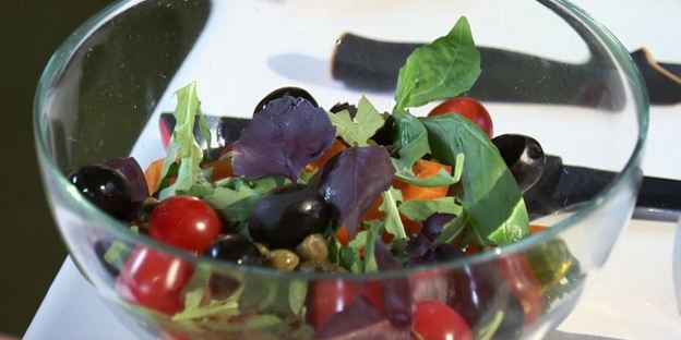 греческий салат с бальзамическим жемчугом