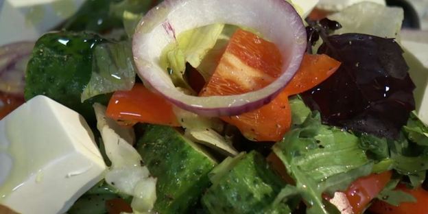 греческий салат с бальзамическим жемчугом