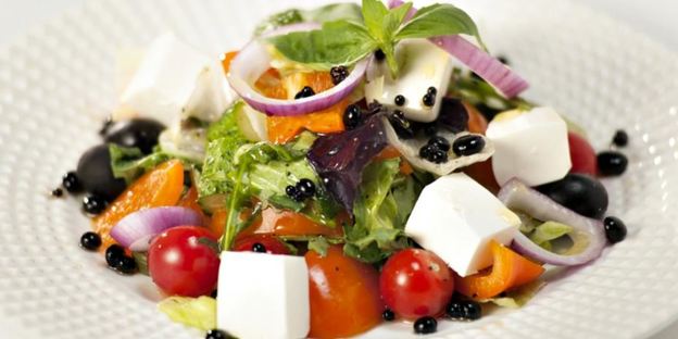 греческий салат с бальзамическим жемчугом