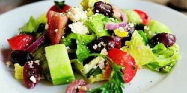 греческий салат с базиликом