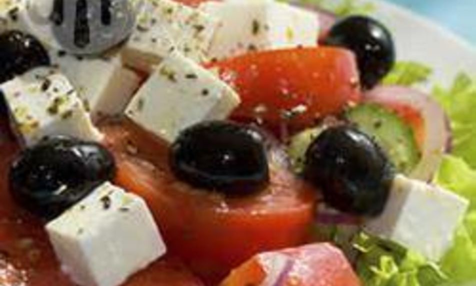 Рецепт греческого салата с брынзой и маслинами