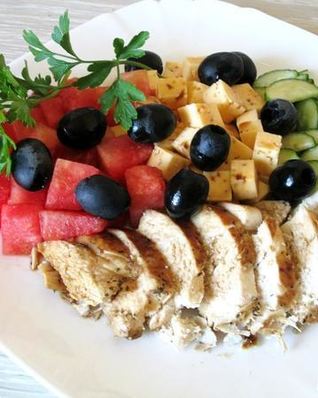 Греческий салат с куриной грудкой, арбузом и фетой