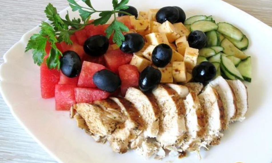 Рецепт греческого салата с куриной грудкой, арбузом и фетой