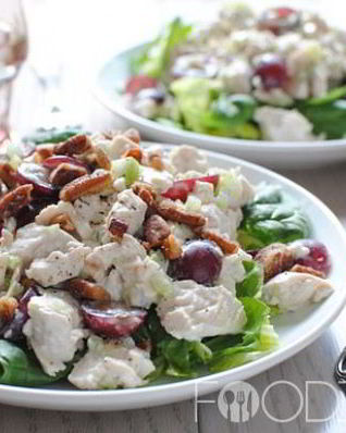 Греческий салат с курицей и йогуртом