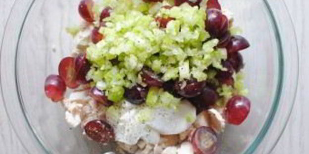 греческий салат с курицей и йогуртом