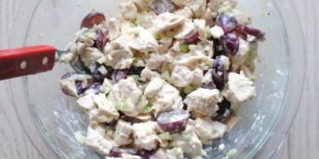 греческий салат с курицей и йогуртом