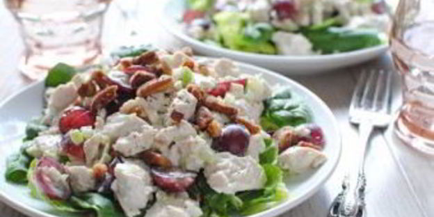 греческий салат с курицей и йогуртом