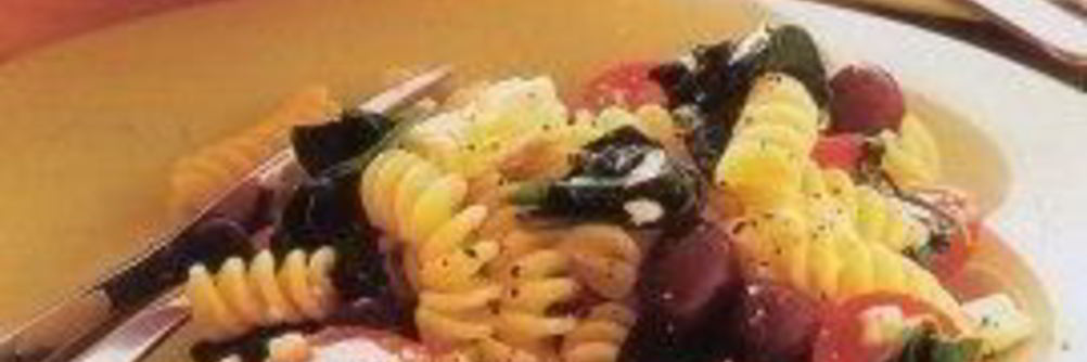 Греческий салат с макаронами