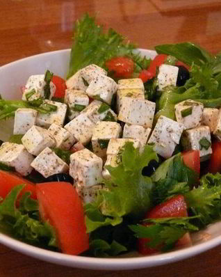 Греческий салат с маринованным сыром