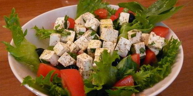 греческий салат с маринованным сыром