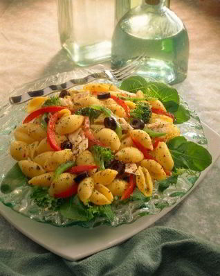 Греческий салат с пастой и тунцом