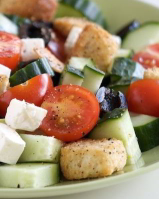 Греческий салат с сухариками