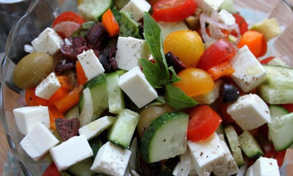 Рецепт греческого салата с цукини, сыром фета и базиликом
