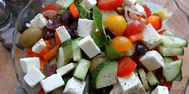 греческий салат с цукини, сыром фета и базиликом