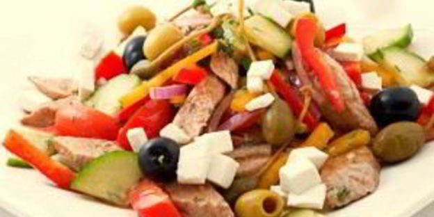 греческий салат с тунцом