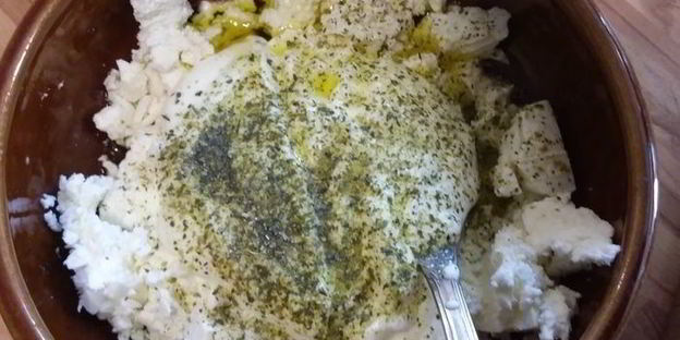 греческий салат с заправкой из феты