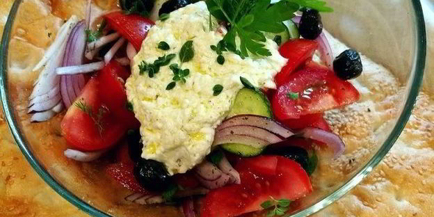 греческий салат с заправкой из феты