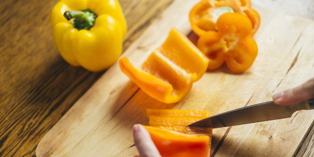 греческий салат с жареным адыгейским сыром