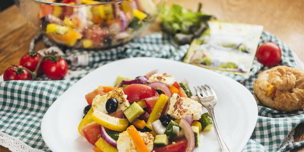 греческий салат с жареным адыгейским сыром