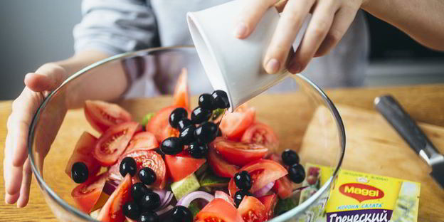 греческий салат с жареным адыгейским сыром